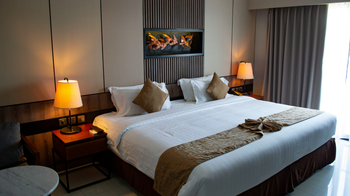 elegantes hotelzimmer mit kingsize bett und warmem licht