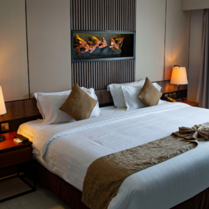 elegantes hotelzimmer mit kingsize bett und warmem licht