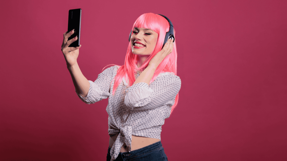 selfie vibrante con peluca rosa y auriculares