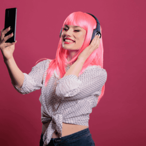 selfie vibrante con peluca rosa y auriculares