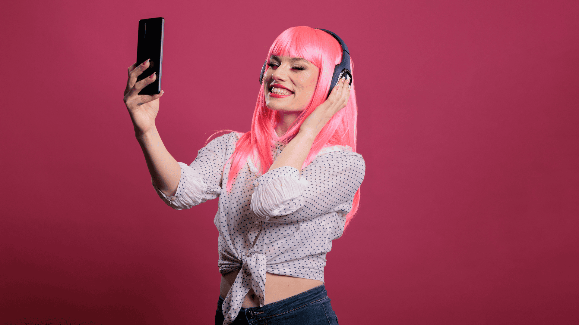 selfie vibrante con peluca rosa y auriculares