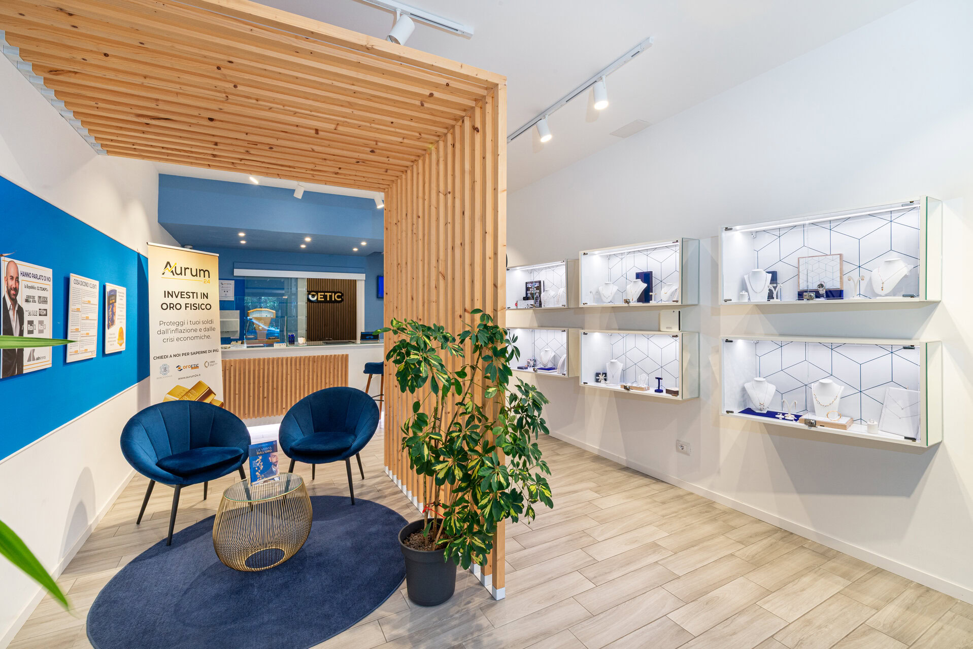 showroom gioielli design blu e legno accogliente