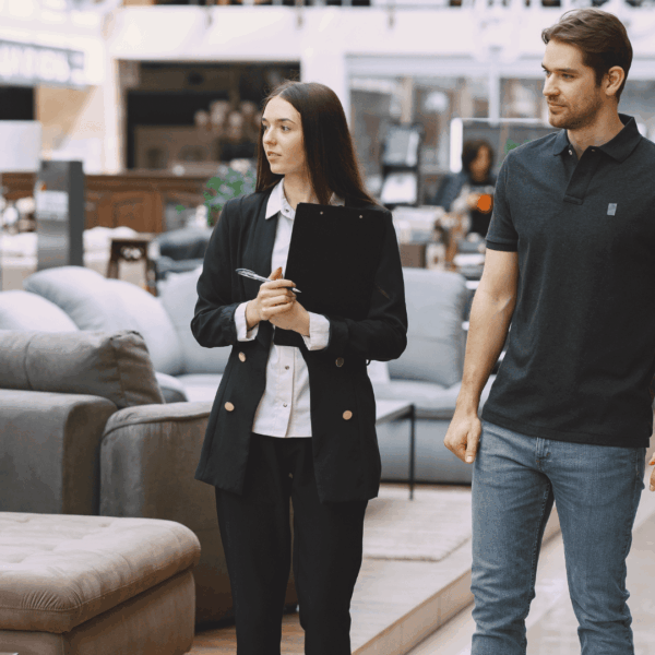 consulta de pareja en showroom de sofás modernos
