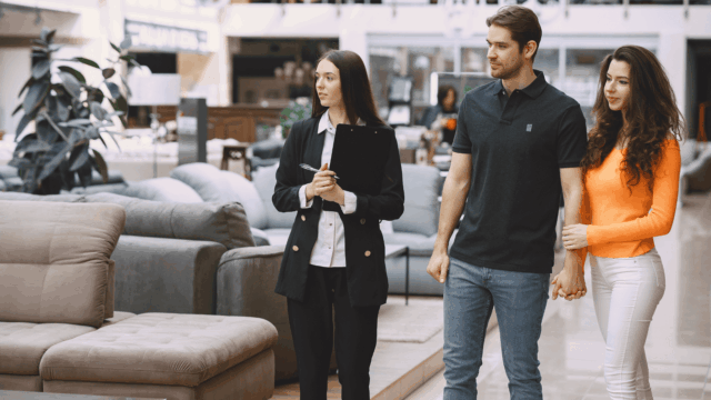 consulta de pareja en showroom de sofás modernos