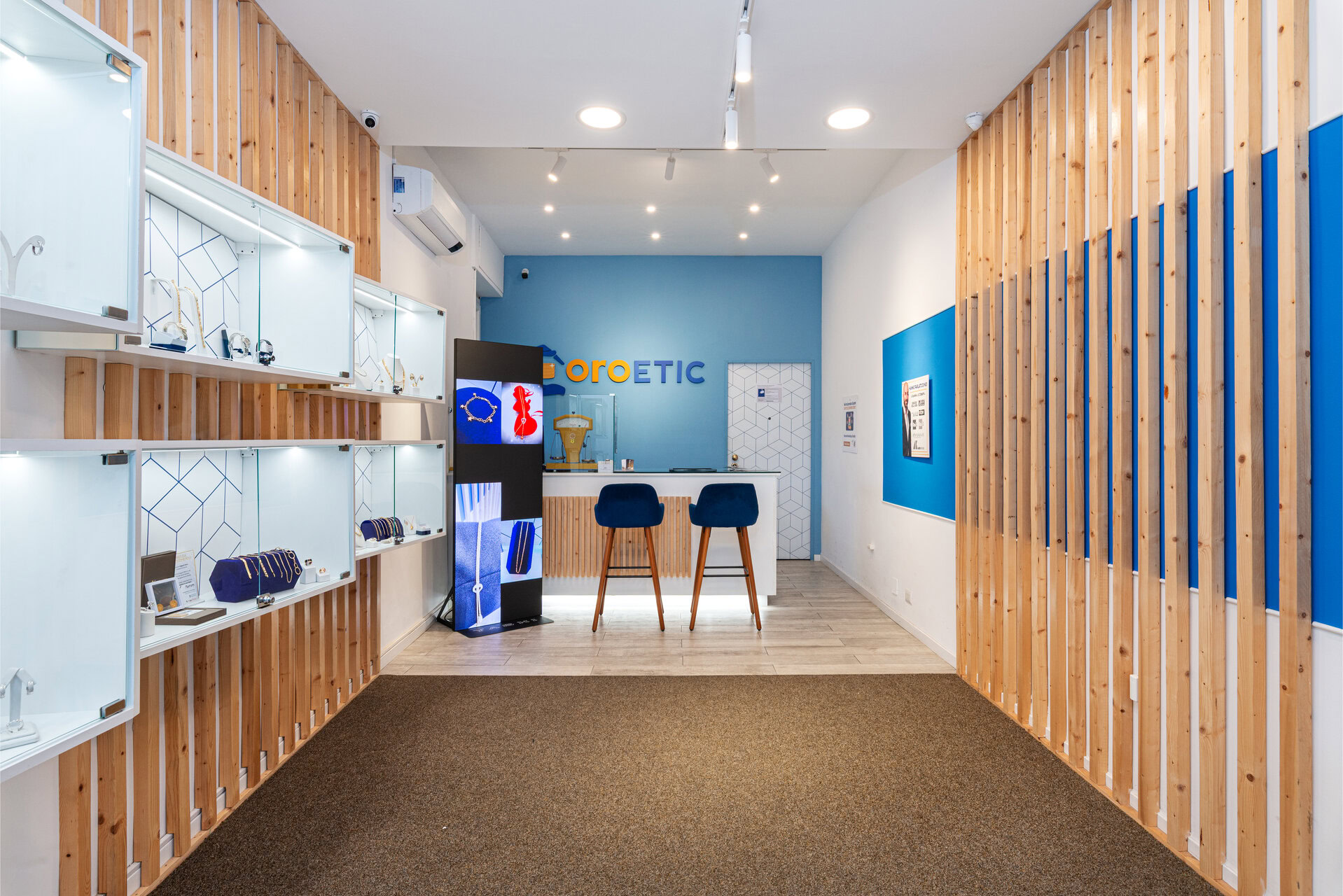showroom gioielleria moderna con bancone blu illuminato