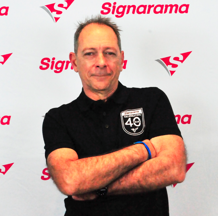 portrait collaborateur signarama célébrant 40 ans