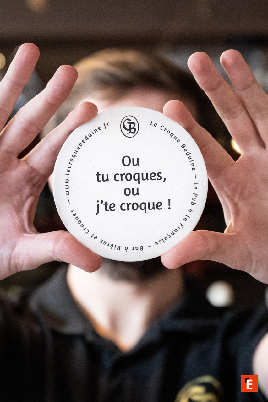 sous bock le croque bedaine tenue par des mains