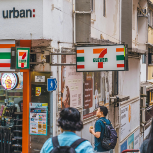 7 eleven an einer belebten stadttreppe