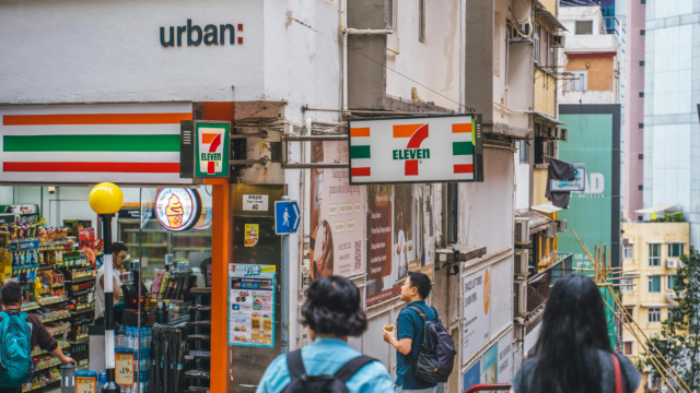 7 eleven an einer belebten stadttreppe