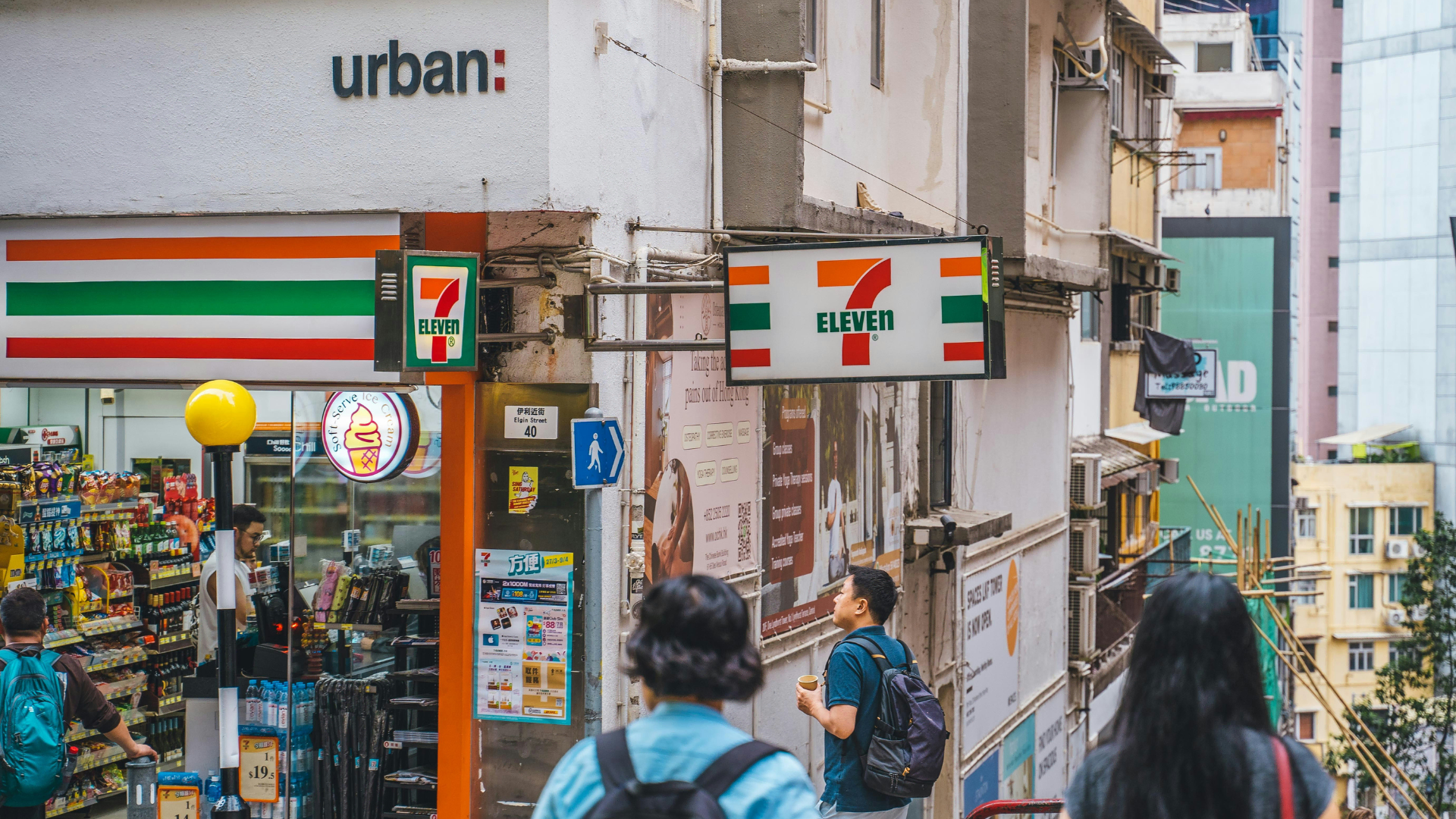 7 eleven an einer belebten stadttreppe