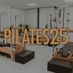studio pilates moderno con reformer in legno