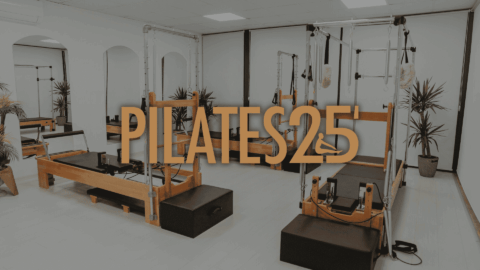 studio pilates moderno con reformer in legno