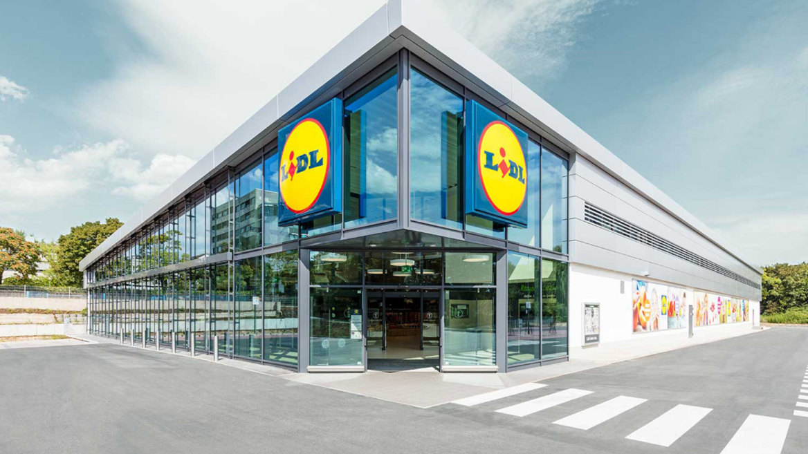 lidl eckfassade mit glasfront und eingang