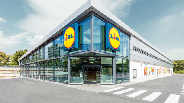 lidl eckfassade mit glasfront und eingang
