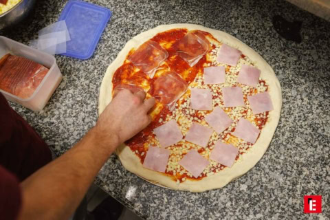 domowa pizza z prosciutto i szynką