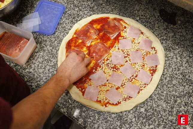 domowa pizza z prosciutto i szynką