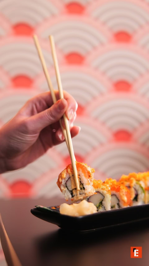 sushi en palillos: rollo de aguacate y tempura