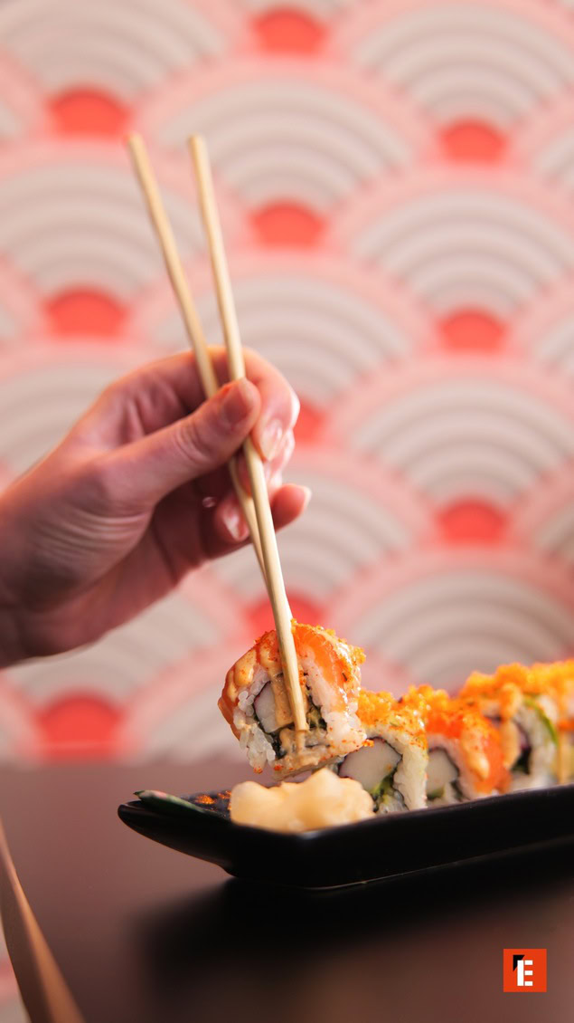 sushi en palillos: rollo de aguacate y tempura