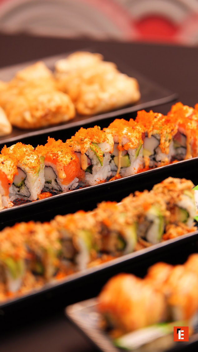 rollos de sushi con huevas y tempura