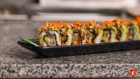 rolls de sushi tempura con aguacate crujiente