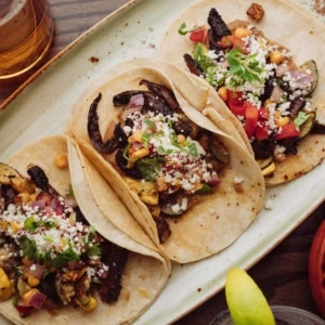 tacos vegetali con funghi, mais e guacamole