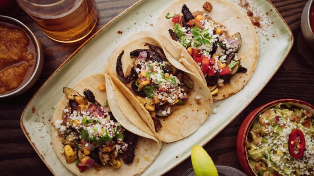 tacos vegetali con funghi, mais e guacamole