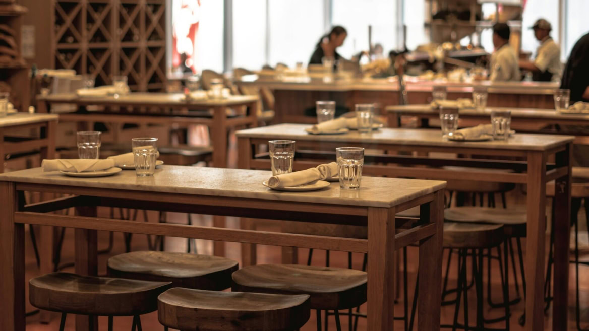 tavoli in legno e piani in pietra per ristorante