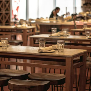 tavoli in legno e piani in pietra per ristorante