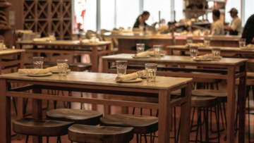 tavoli in legno e piani in pietra per ristorante