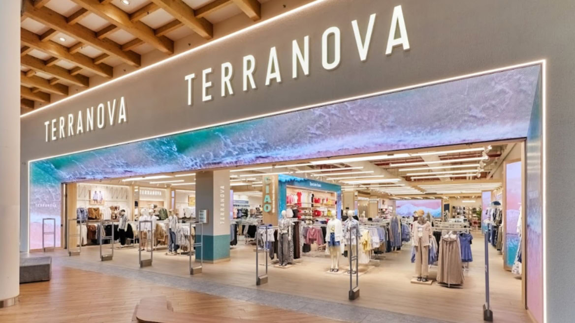 vetrina terranova con manichini e abbigliamento