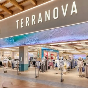 vetrina terranova con manichini e abbigliamento