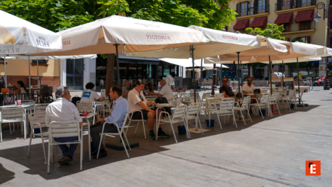 terraza de cafés a la sombra en plaza soleada