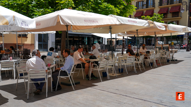 terraza de cafés a la sombra en plaza soleada