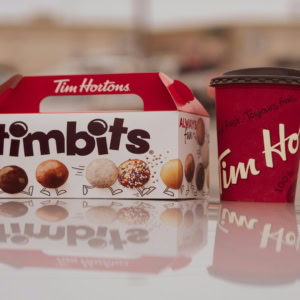 pause café tim hortons : timbits et gobelet rouge