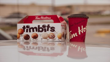 pause café tim hortons : timbits et gobelet rouge