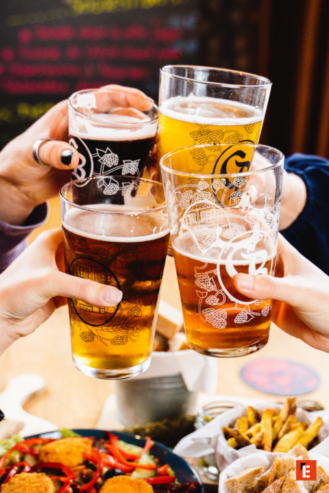 toast de bières entre amis au bar