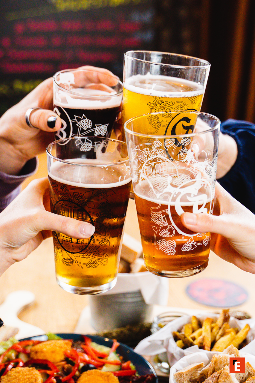 toast de bières entre amis au bar