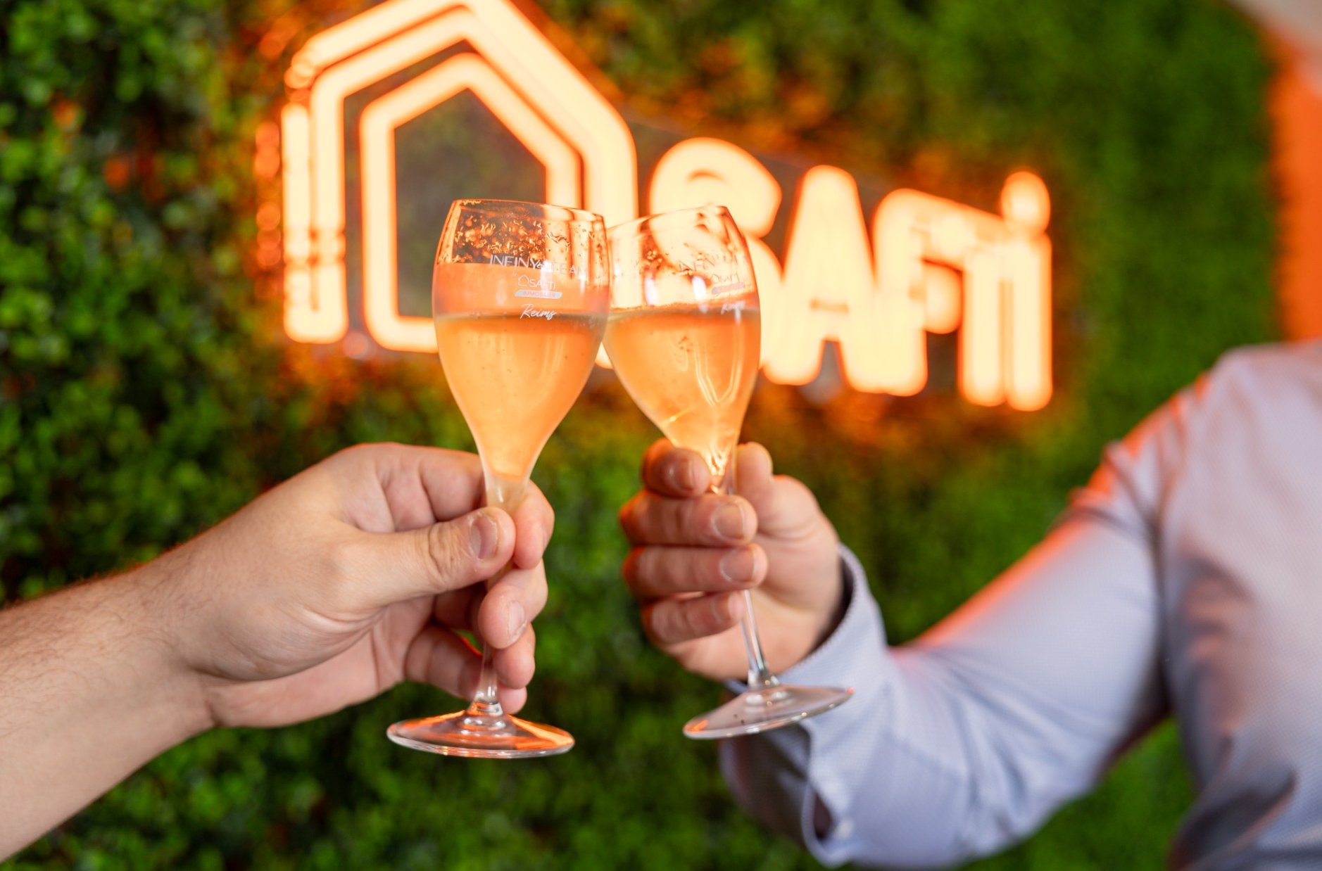 flûtes de champagne au néon — toast intime
