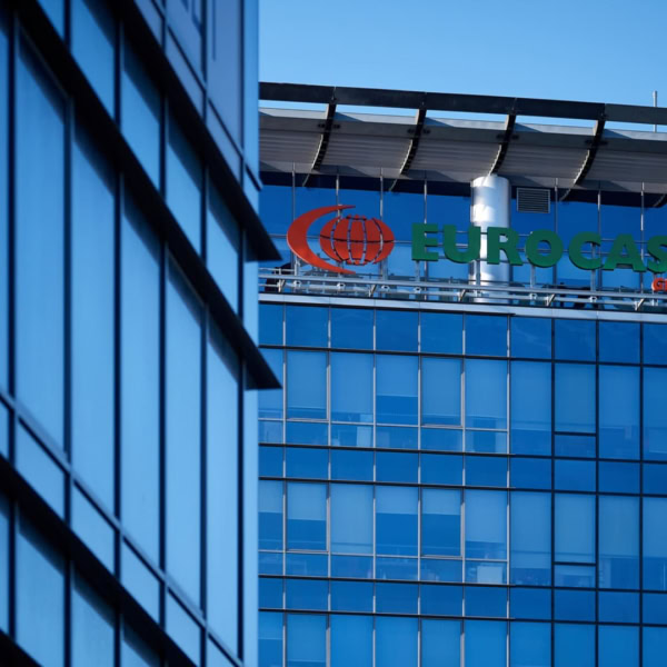 tours de bureaux en verre avec enseigne eurocash