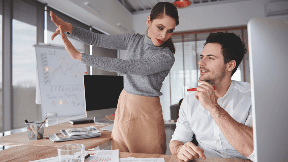 colaboración en oficina moderna: mujer explica idea