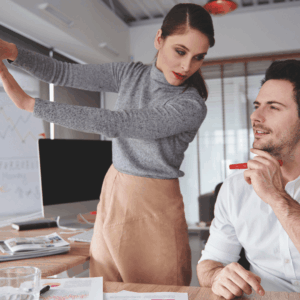 colaboración en oficina moderna: mujer explica idea