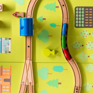 trenino in legno con tunnel su tappeto verde