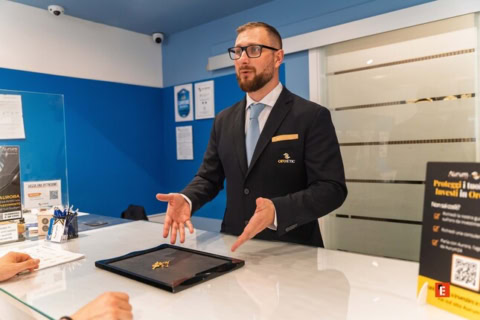 consulente professionale in ufficio, presentazione vendita moderna
