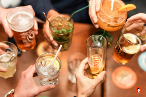 toast de soirée entre amis : bières et cocktails