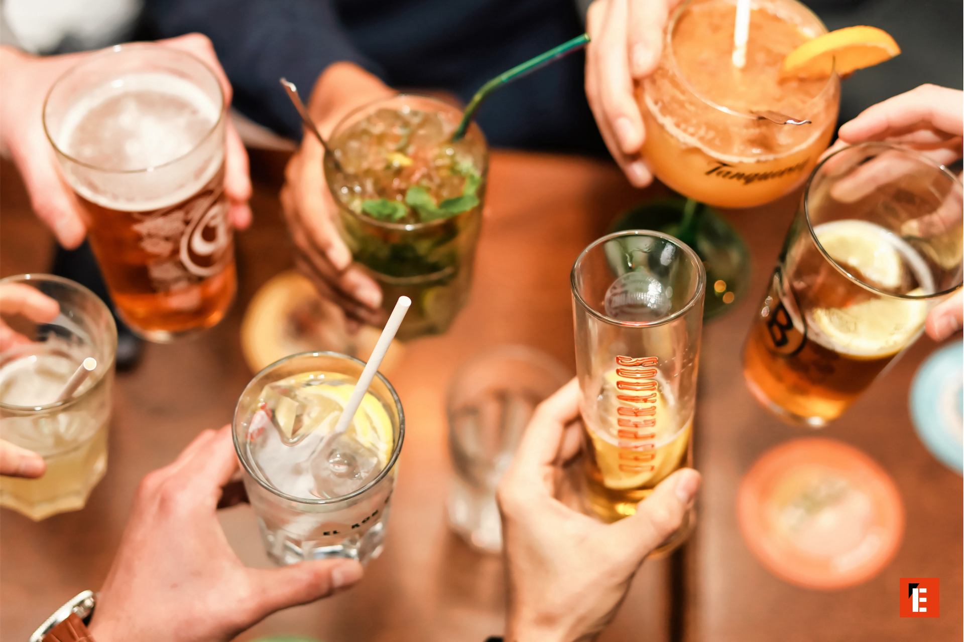 toast de soirée entre amis : bières et cocktails