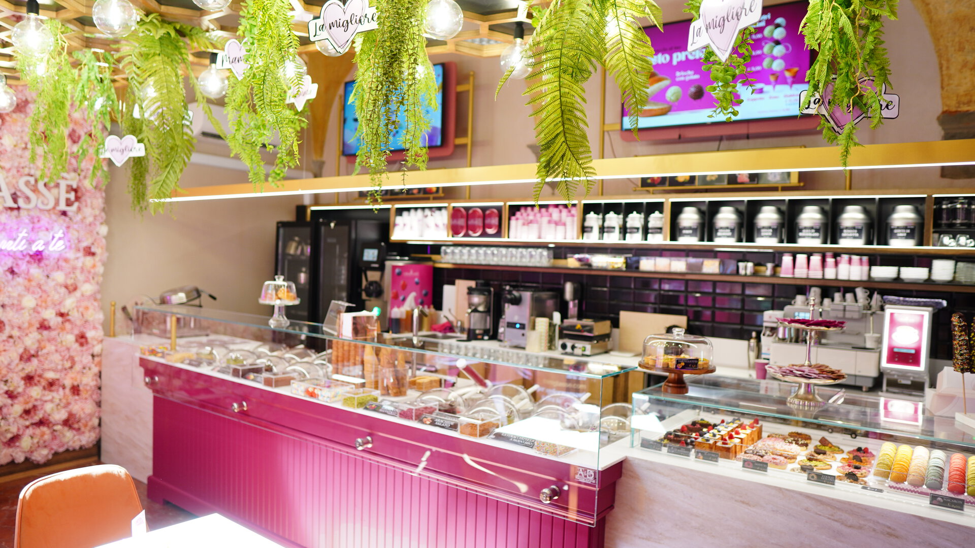 vetrina pasticceria rosa con macarons e dolci chic