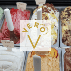 vetrina gelato artigianale: sapori freschi e colorati