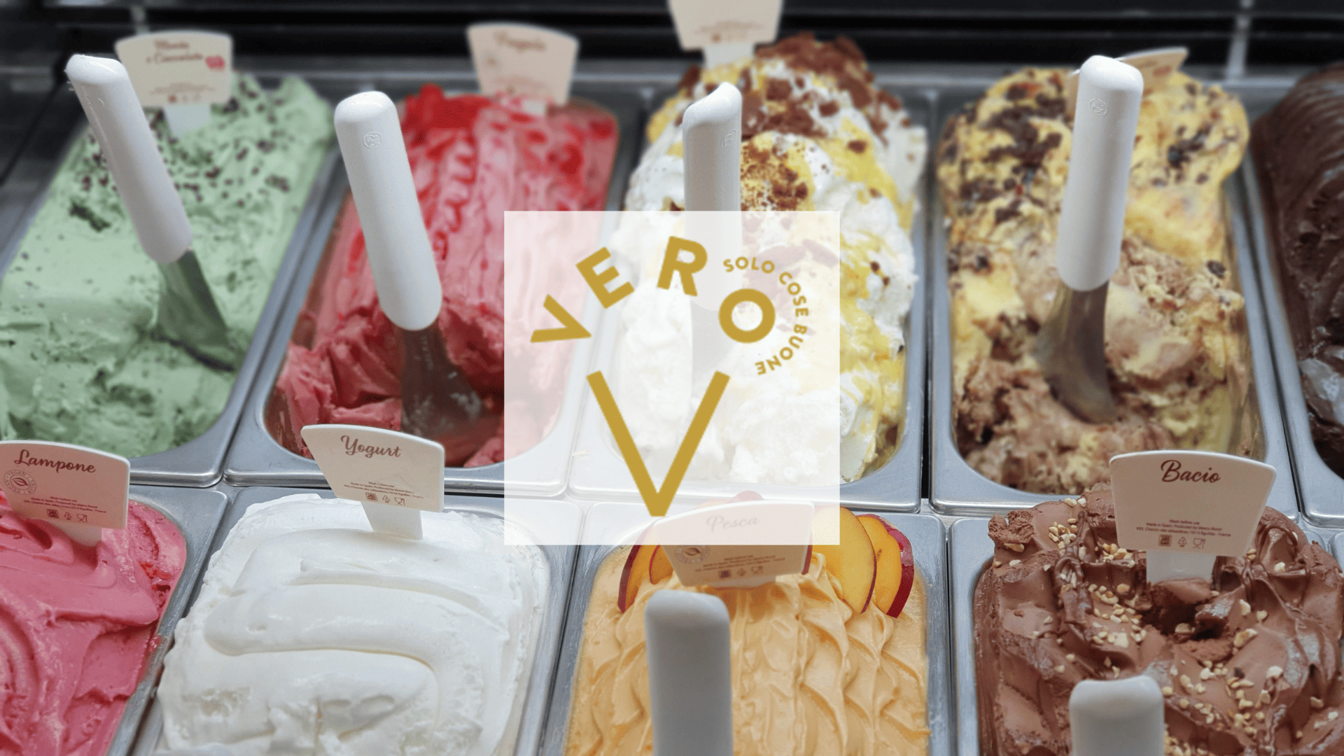 vetrina gelato artigianale: sapori freschi e colorati