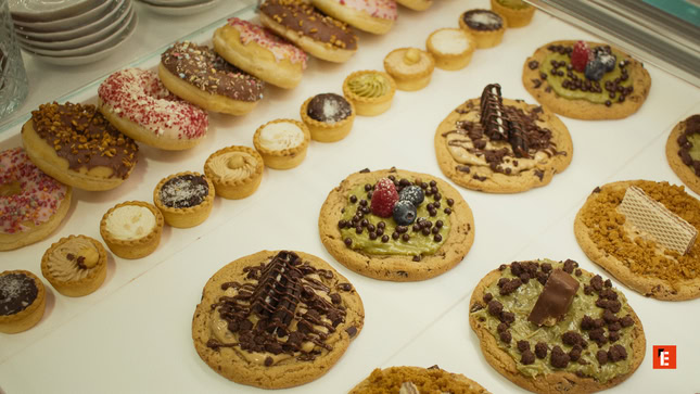 vetrina pasticceria: ciambelle, biscotti e tartellette