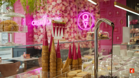 gelateria rosa di design con parete fiorita